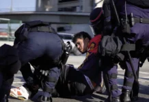 Barrios Latinos Los Más Asediadosen Los Operativos de Migración Las redadas de migración se han enfocado en los barrios latinos de Los Ángeles