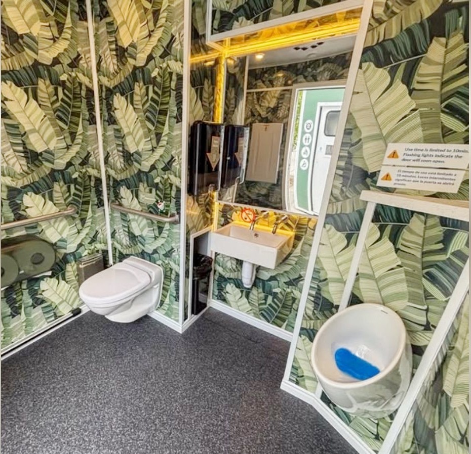 Vista interior de uno de los nuevos baños públicos inteligentes instalados en Seattle. Las unidades cuentan con sistemas automatizados, accesibilidad y funcionamiento — Imagen: SDOT